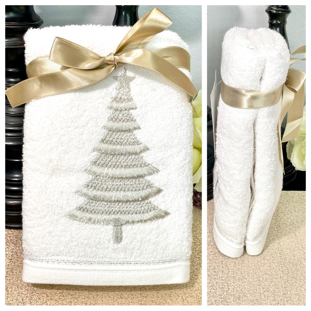 NWT Set of 2 Shimmering Christmas Tree 🎄 Hand Towels